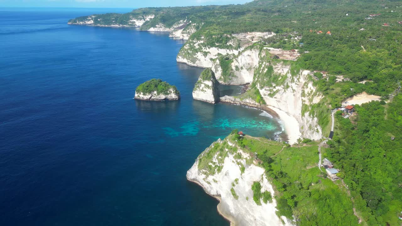 鸟瞰图的钻石海滩在努沙Penida -巴厘岛。视频素材