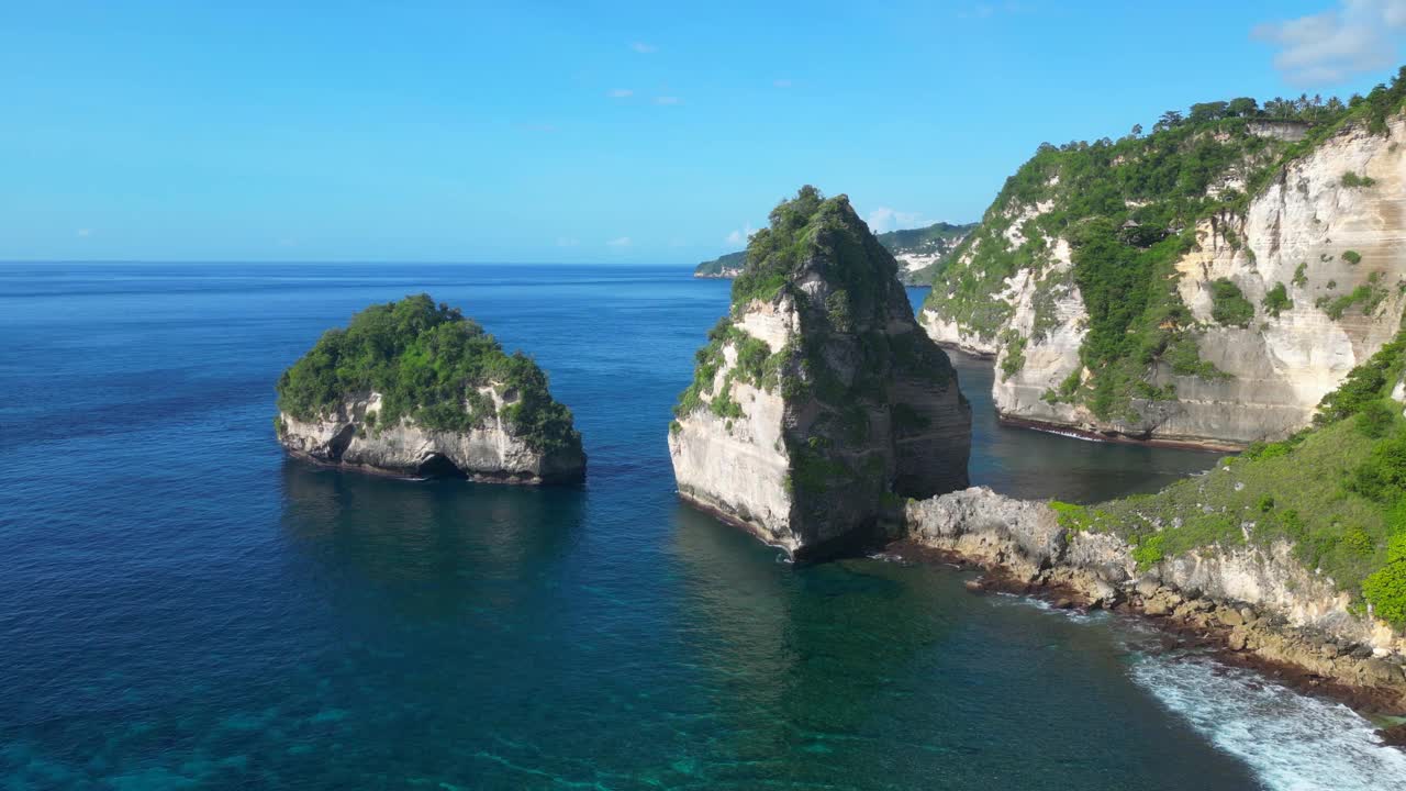 鸟瞰图的钻石海滩在努沙Penida -巴厘岛。视频素材