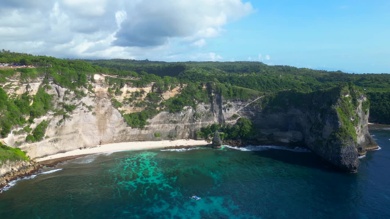 鸟瞰图的钻石海滩在努沙Penida -巴厘岛。视频素材