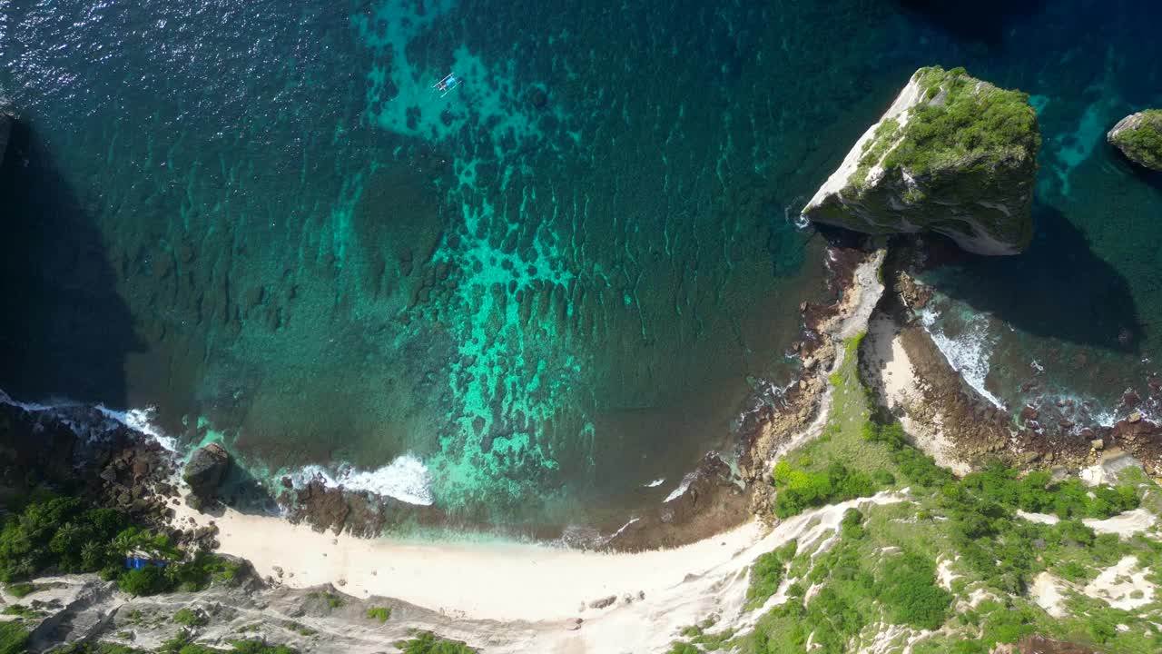 鸟瞰图的钻石海滩在努沙Penida -巴厘岛。视频素材