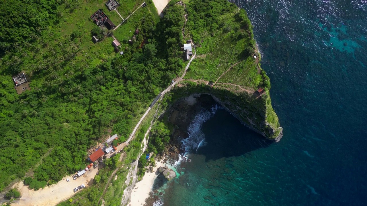 鸟瞰图的钻石海滩在努沙Penida -巴厘岛。视频素材