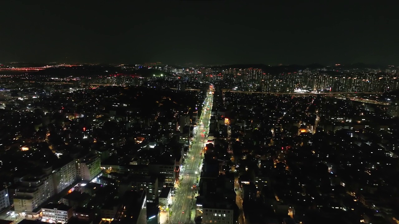 城市、道路和建筑夜景/韩国首尔麻浦区视频素材