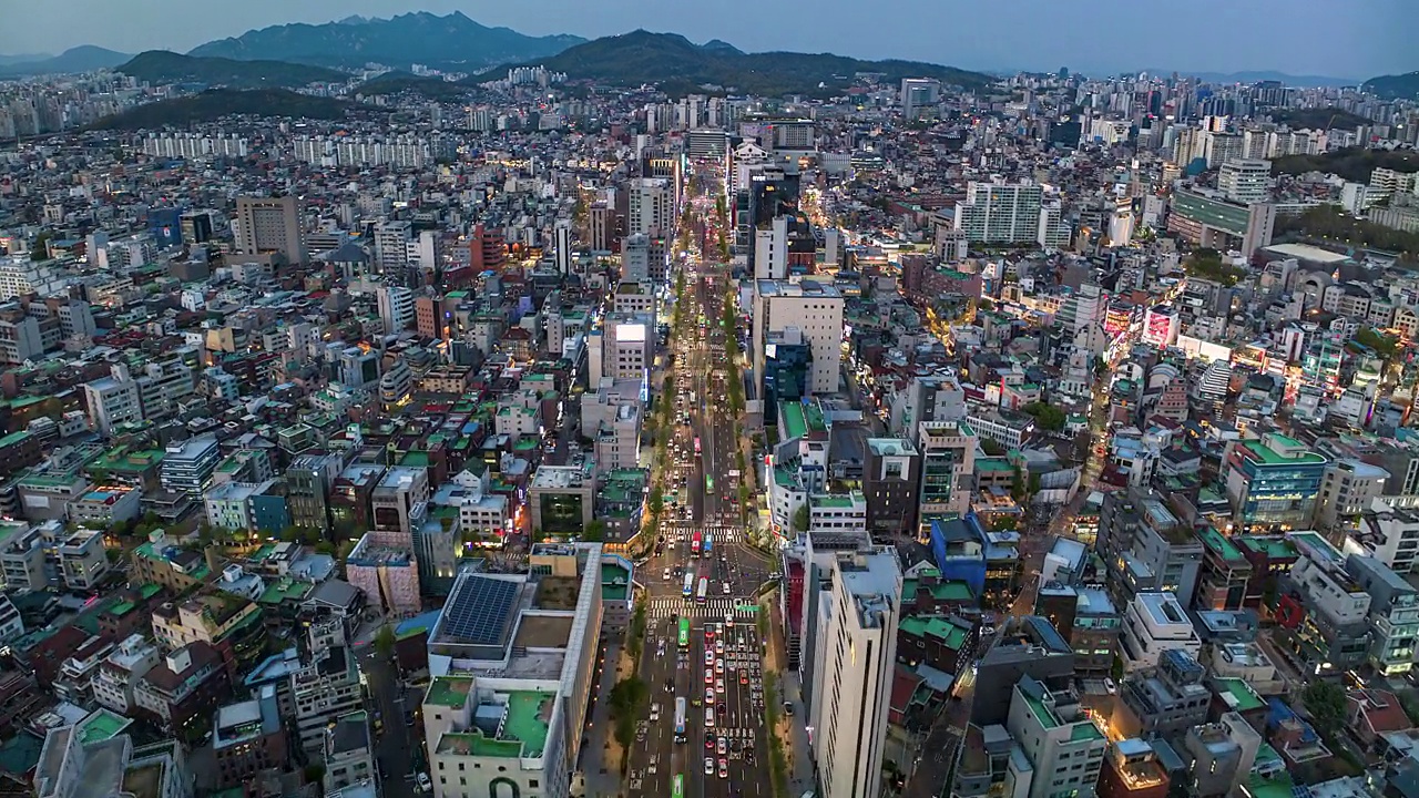 韩国首尔西桥区/麻浦区弘益大学、合井、弘益大学车站交叉口、道路和建筑的夜景视频素材