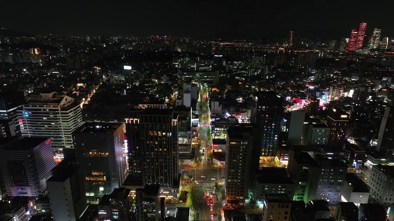 韩国首尔麻浦区，弘益大学，西桥路口，弘益大学路口，道路和建筑的夜景视频素材