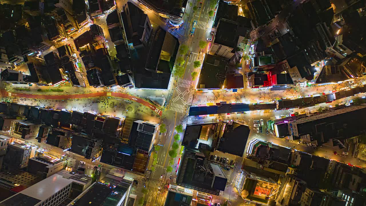 弘益大学夜景，购物区，街道，市中心，道路和建筑/麻浦区，首尔，韩国视频素材