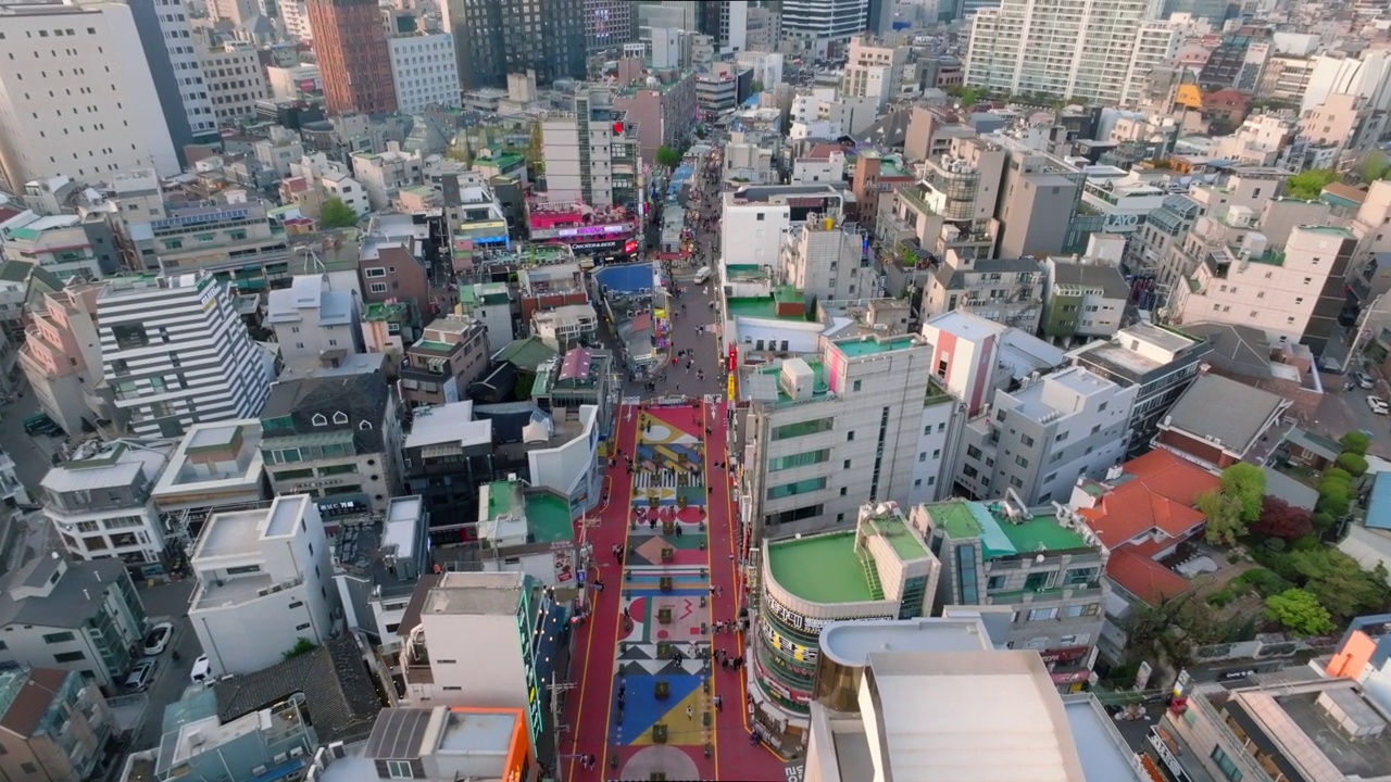 韩国首尔麻浦区，弘益大学，合井，上水，购物区，文化公园，道路和建筑的城市景观视频素材