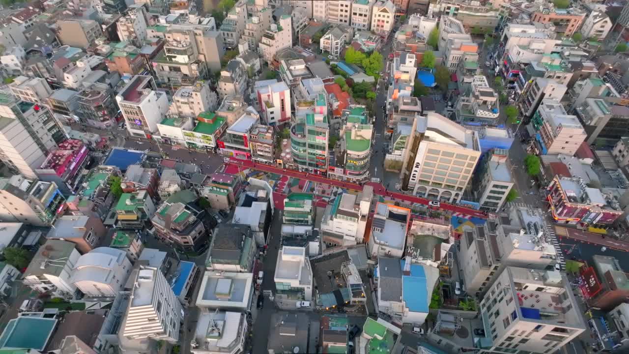 韩国首尔麻浦区，弘益大学，合井，上水，购物区，文化公园，道路和建筑的城市景观视频素材