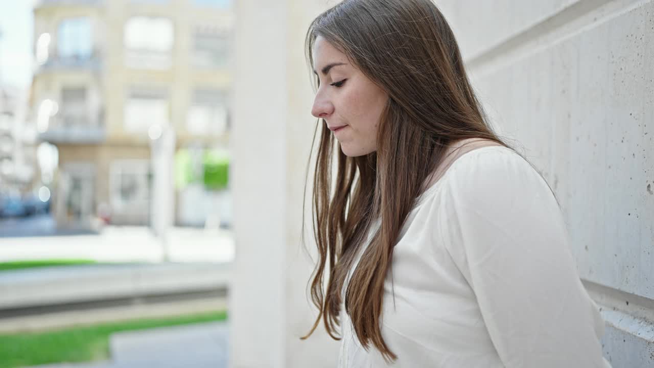 年轻漂亮的西班牙女子带着严肃的表情望向一旁视频素材