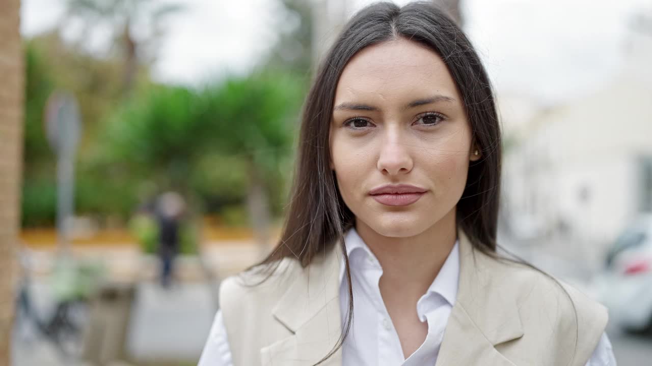 年轻美丽的西班牙女子站在街上，表情严肃视频素材