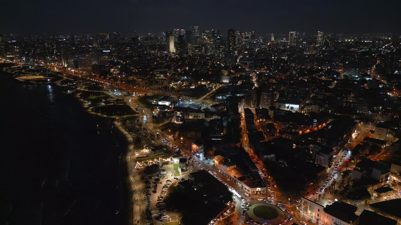 以色列特拉维夫市的无人机镜头，现代天际线和海滩上的豪华建筑视频素材