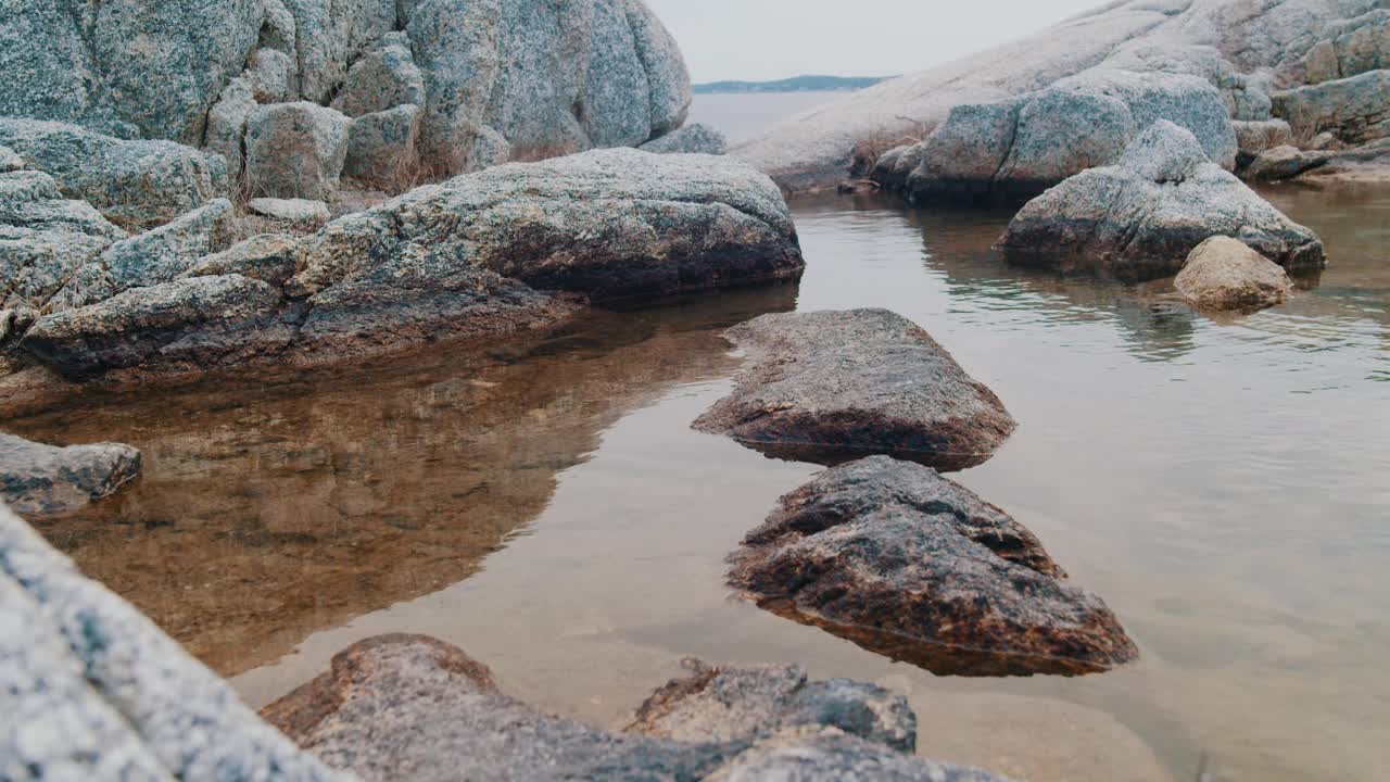 (特写)旅行者沿着河边走到山上视频素材