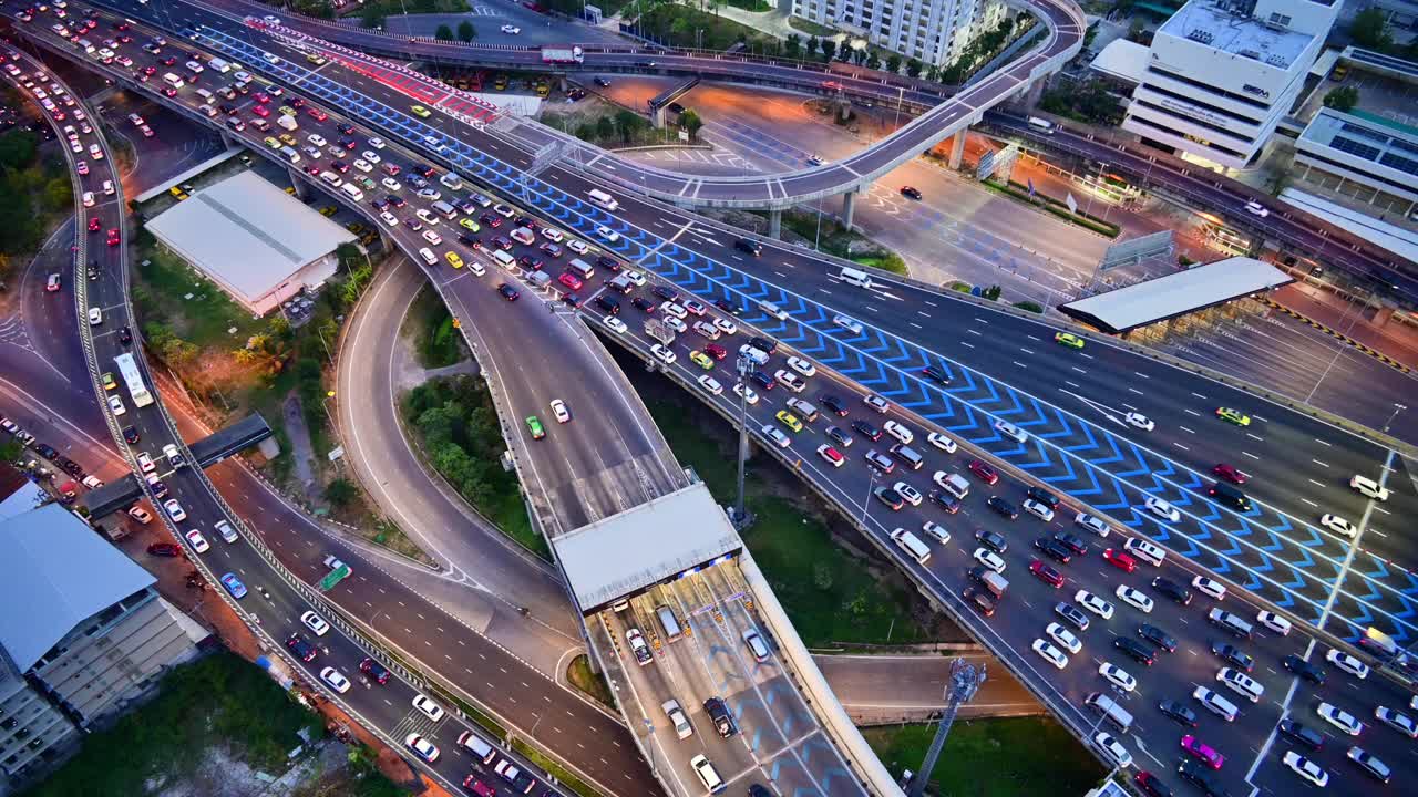 繁忙的交通在移动城市道路街道交通堵塞曼谷泰国2023视频素材