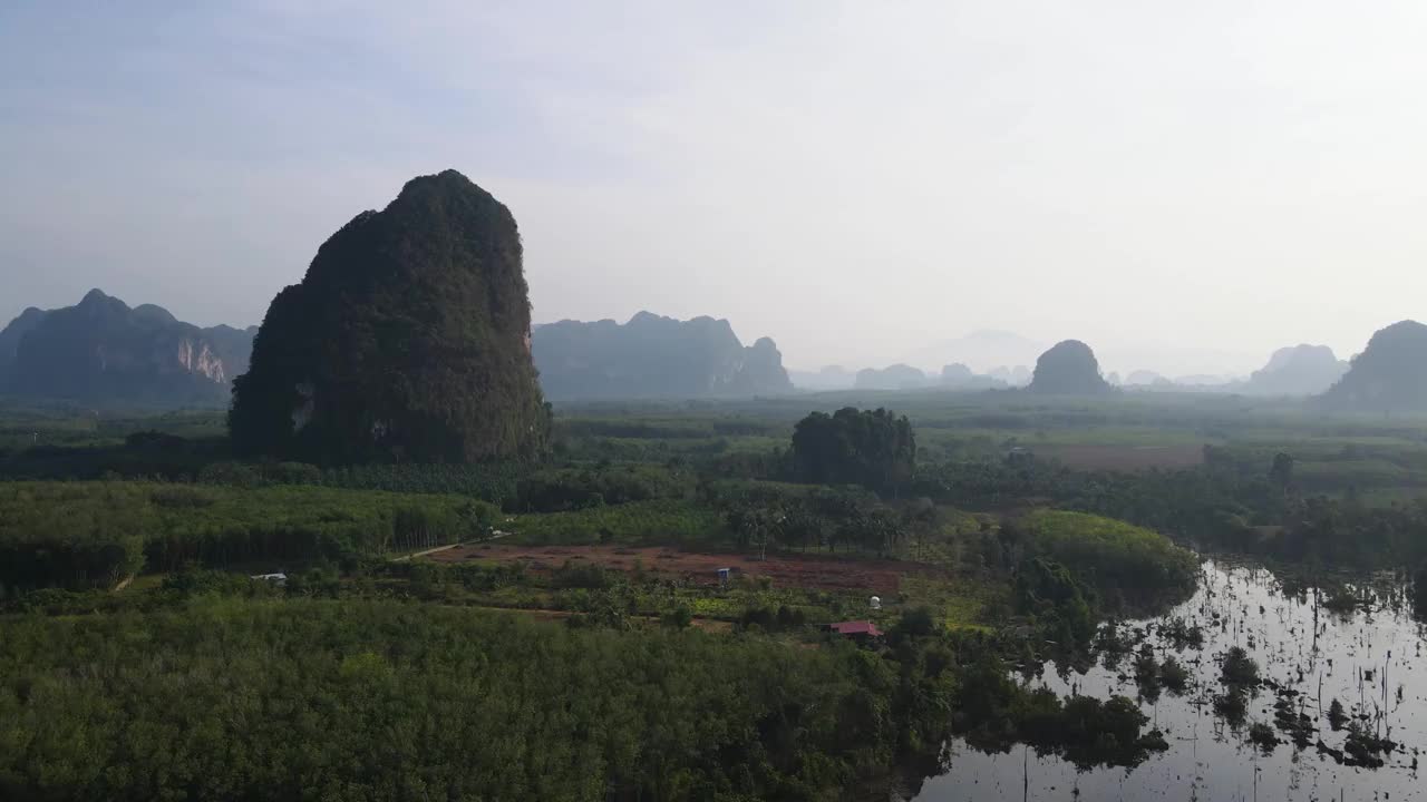 鸟瞰图剪辑。雄伟的山景，彩云。戏剧性的天空视频素材