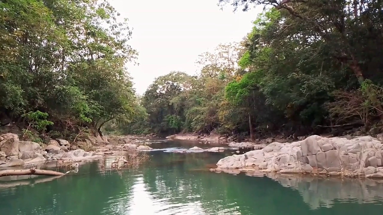 美丽的河流景观和一堆岩石，位于西里伯斯峡谷，巴鲁，南苏拉威西，印度尼西亚。平静的水，清新，宁静。视频下载