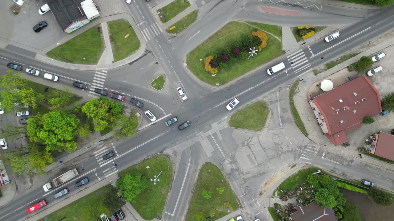 复杂的十字路口和交通的航拍画面视频下载