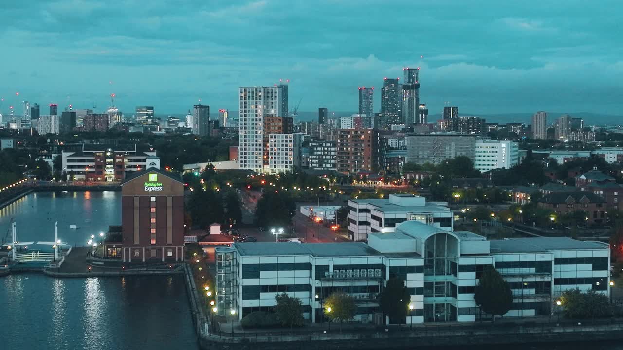 英国曼彻斯特市夜景鸟瞰图视频素材