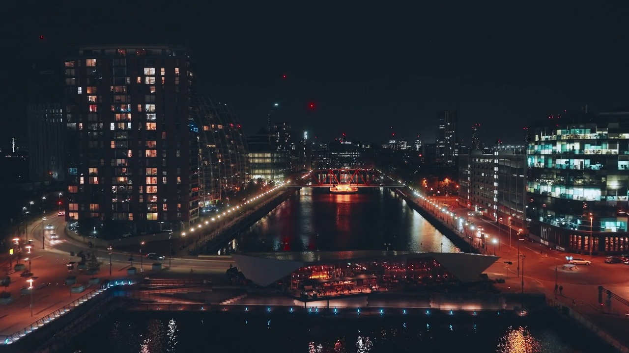 夜晚，曼彻斯特索尔福德码头的一座灯火通明的人行桥视频素材