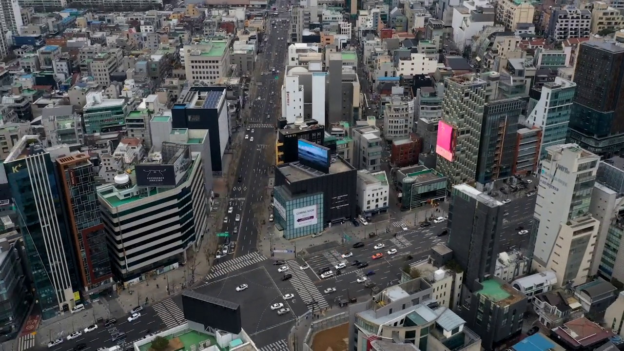 韩国首尔，Dosan-daero路/江南区市中心的摩天大楼视频素材