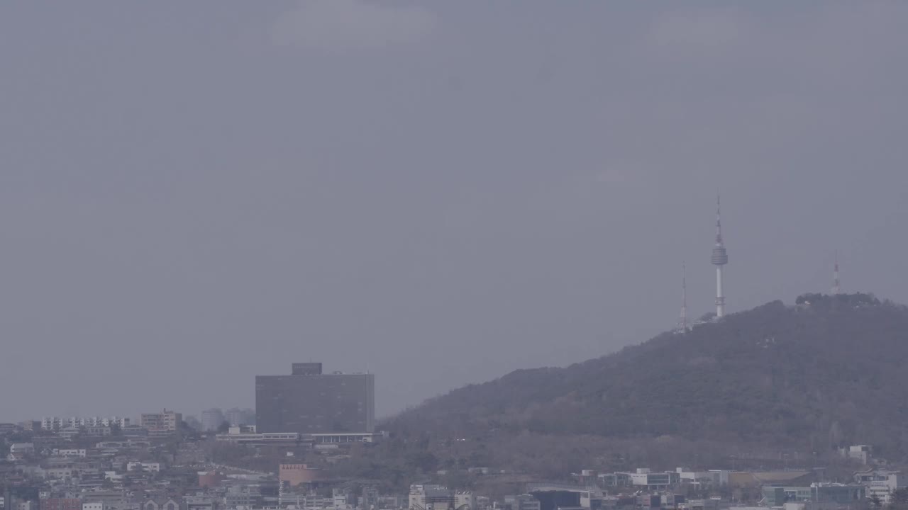 韩国首尔龙山区，首尔君悦酒店、南山山、南山首尔塔附近的市中心视频素材