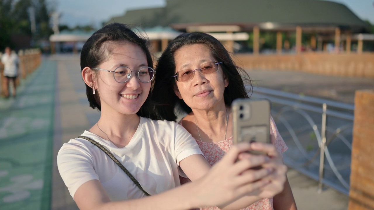 活泼的高年级学生在暑假旅行时与女儿自拍视频素材