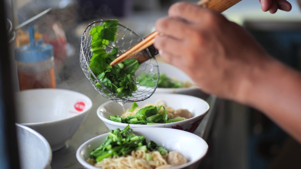 准备鸡肉面。正在为买家制作鸡肉面的肉丸鸡面卖家。有选择性的重点。视频素材