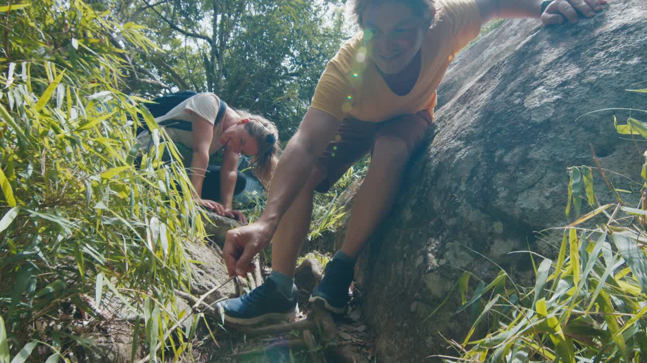 徒步旅行者和狼蛛蜘蛛。一对情侣在热带森林里徒步旅行，在小路上遇见了毛茸茸的蜘蛛。徒步旅行者在森林里发现了致命的生物视频素材