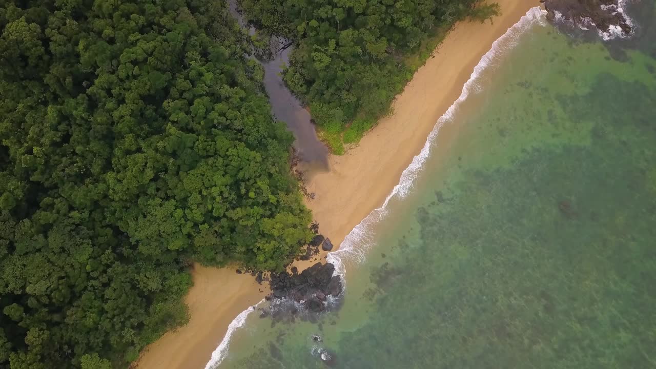 无人机拍摄的马达加斯加岛海滩和热带雨林鸟瞰图。视频素材