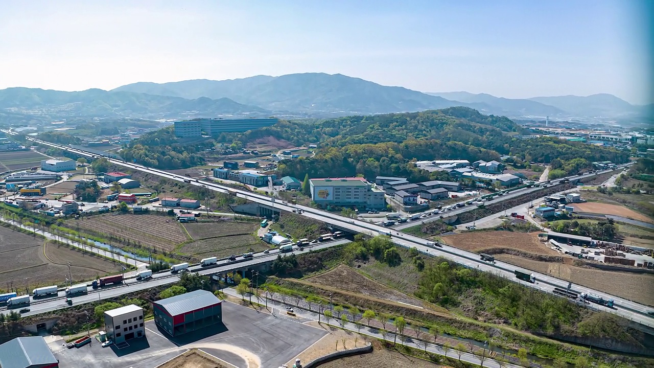 平泽堤川高速公路、安城大罗公路、村庄周边风景/京畿道安城市视频素材