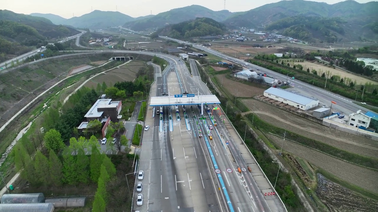 正安收费站、道路和村庄周边风景/忠清南道公州市视频素材