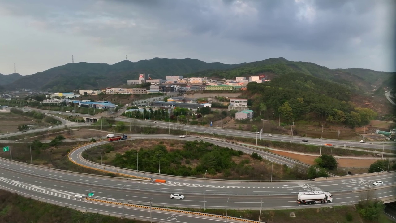 韩国忠清南道公州市工业园区、旌安立交、道路、村庄周边风景视频素材