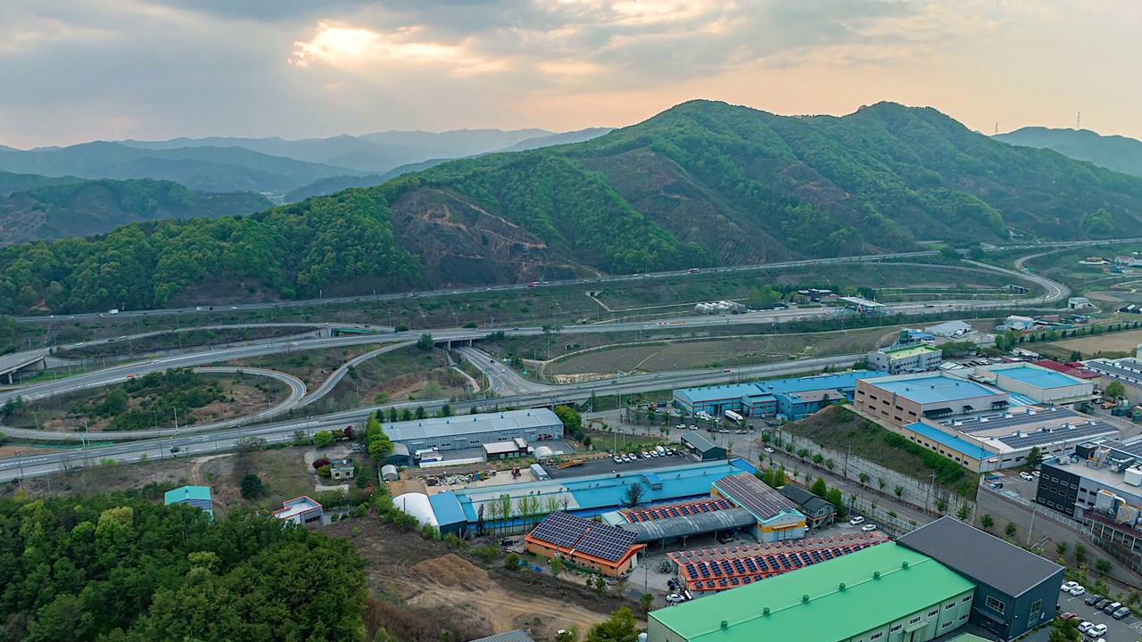 韩国忠清南道公州市工业园区、旌安立交、道路、村庄周边风景视频素材