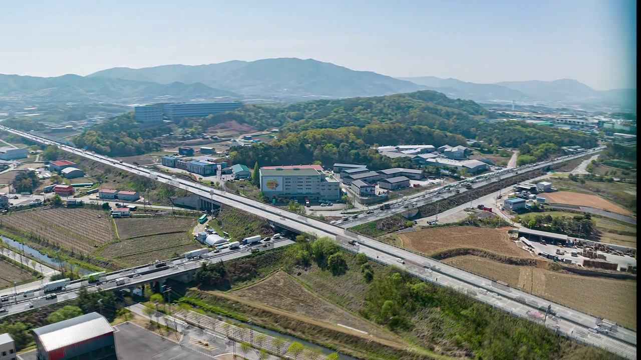 平泽堤川高速公路、安城大罗公路、村庄周边风景/京畿道安城市视频素材