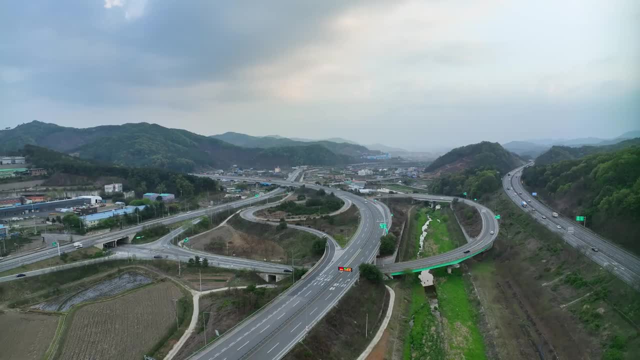 韩国忠清南道公州市，正安立交和村庄周边风景视频素材