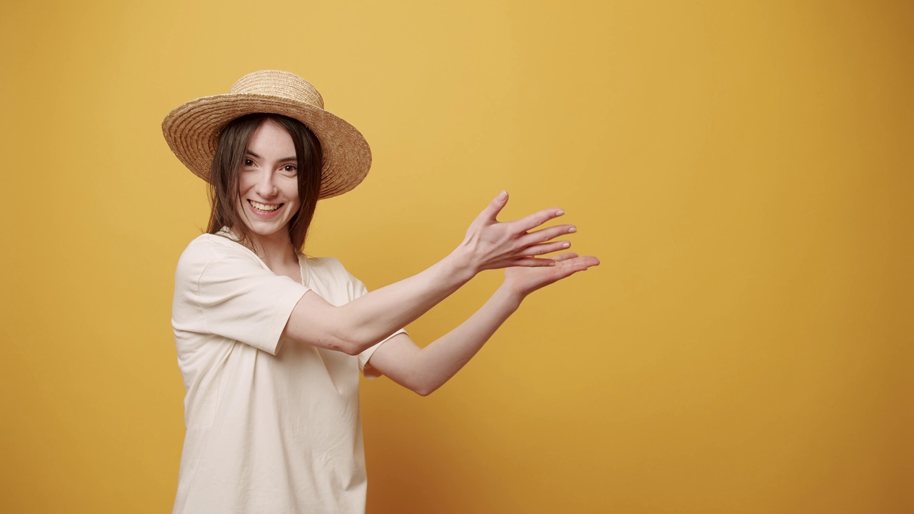 年轻女子指着空旷的地方。视频素材