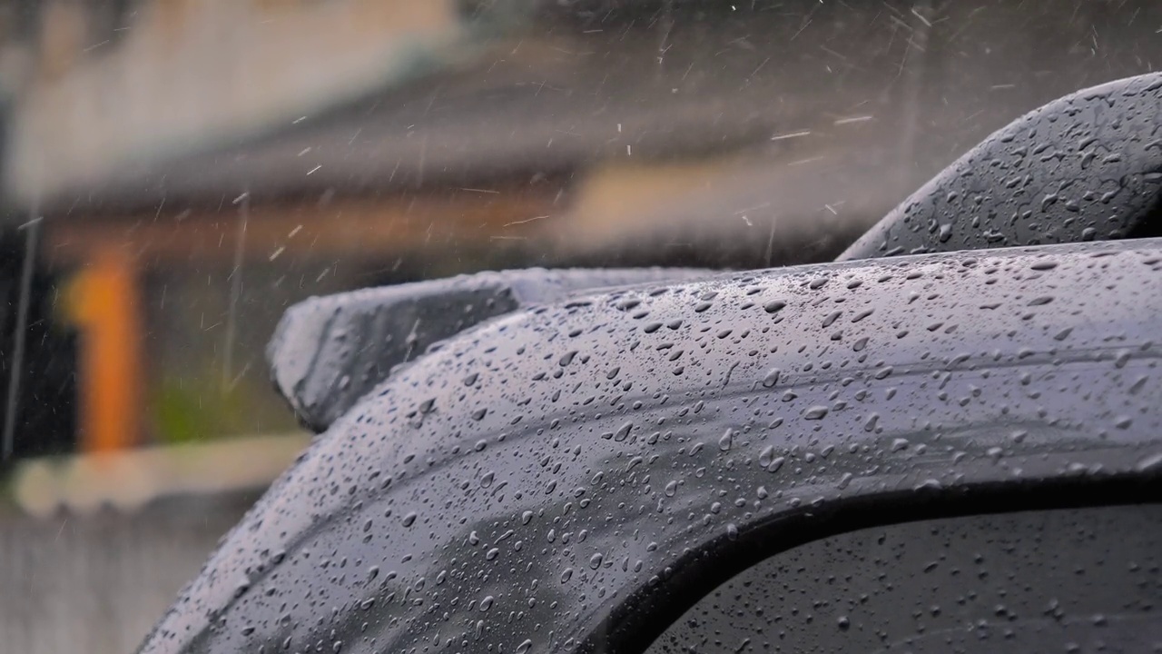 雨中的汽车，车顶特写视频素材