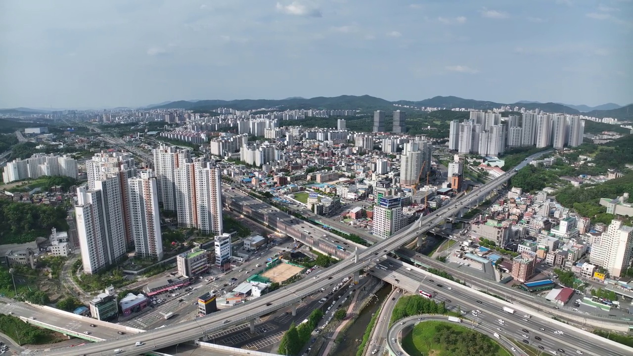 信号高架桥、水原-信号立交、京釜高速公路周边的市中心/京畿龙仁市启兴区视频素材