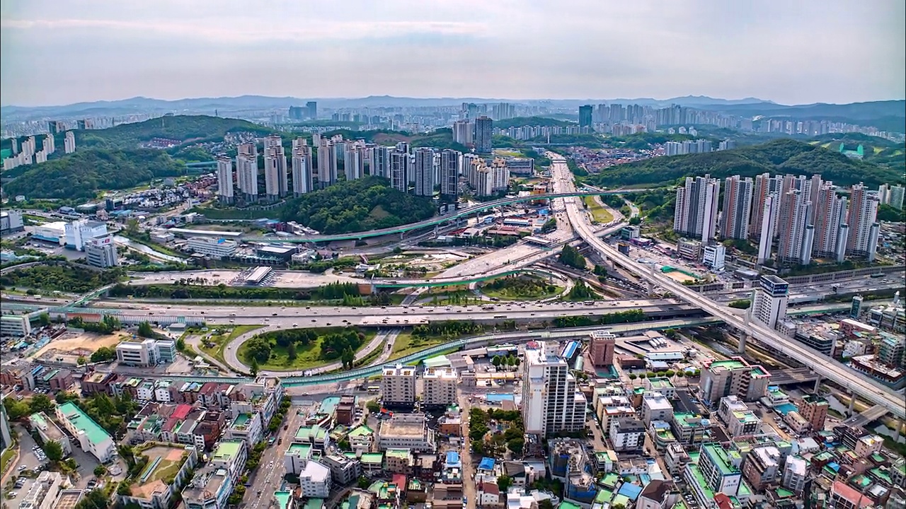 韩国京畿道龙仁市启兴区附近的信号高架桥、水原-信号立交、水原-信号收费站、京釜高速公路周围的白天和夜晚视频素材