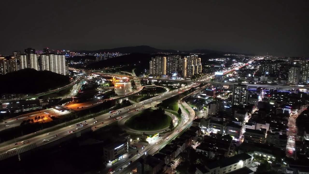 夜间信号高架桥、水原-信号立交、水原-信号收费站、京釜高速公路周围的市中心/韩国京畿道龙仁市启兴区视频素材