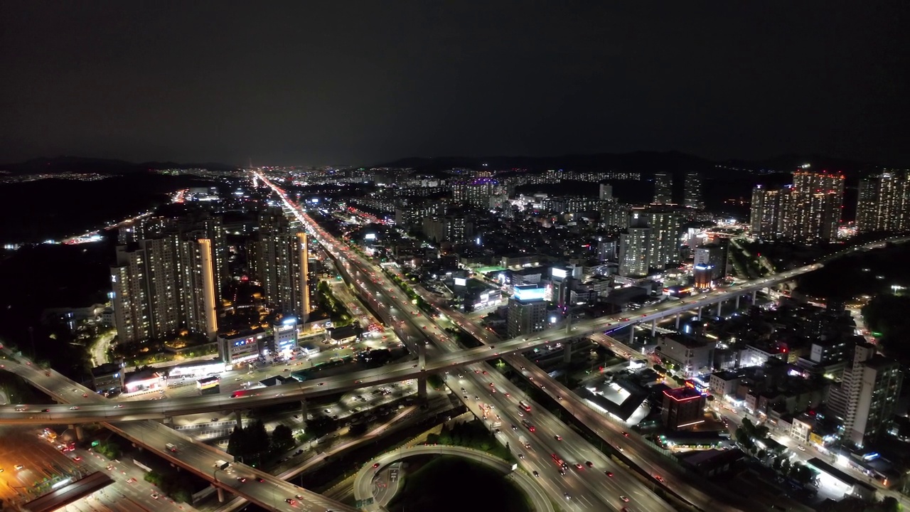 夜间信号高架桥、水原-信号立交、水原-信号收费站、京釜高速公路周围的市中心/韩国京畿道龙仁市启兴区视频素材