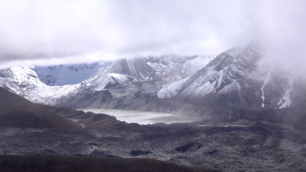 冰川湖与喜马拉雅雪山和低云视频素材