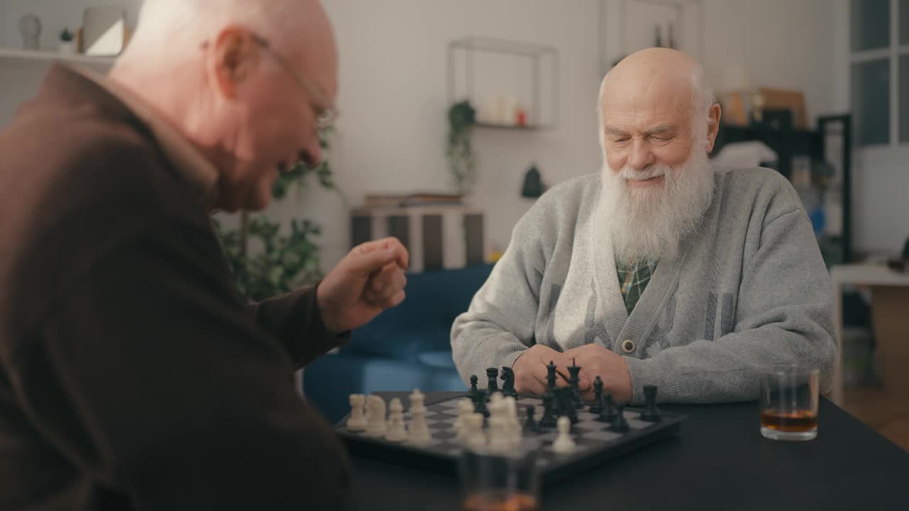 积极的老年人下棋，老年人的生活方式，提高注意力视频素材