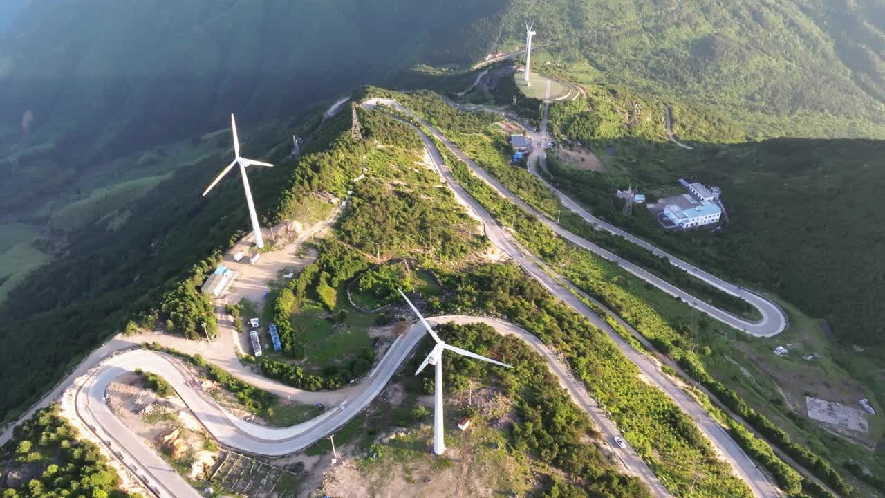 日落时山上的风力涡轮机视频素材