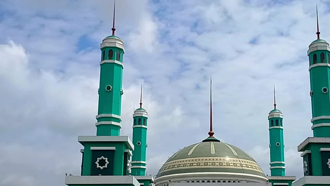 东婆罗洲Berau摄政的Baitul Hikmah大清真寺的时间流逝。视频素材