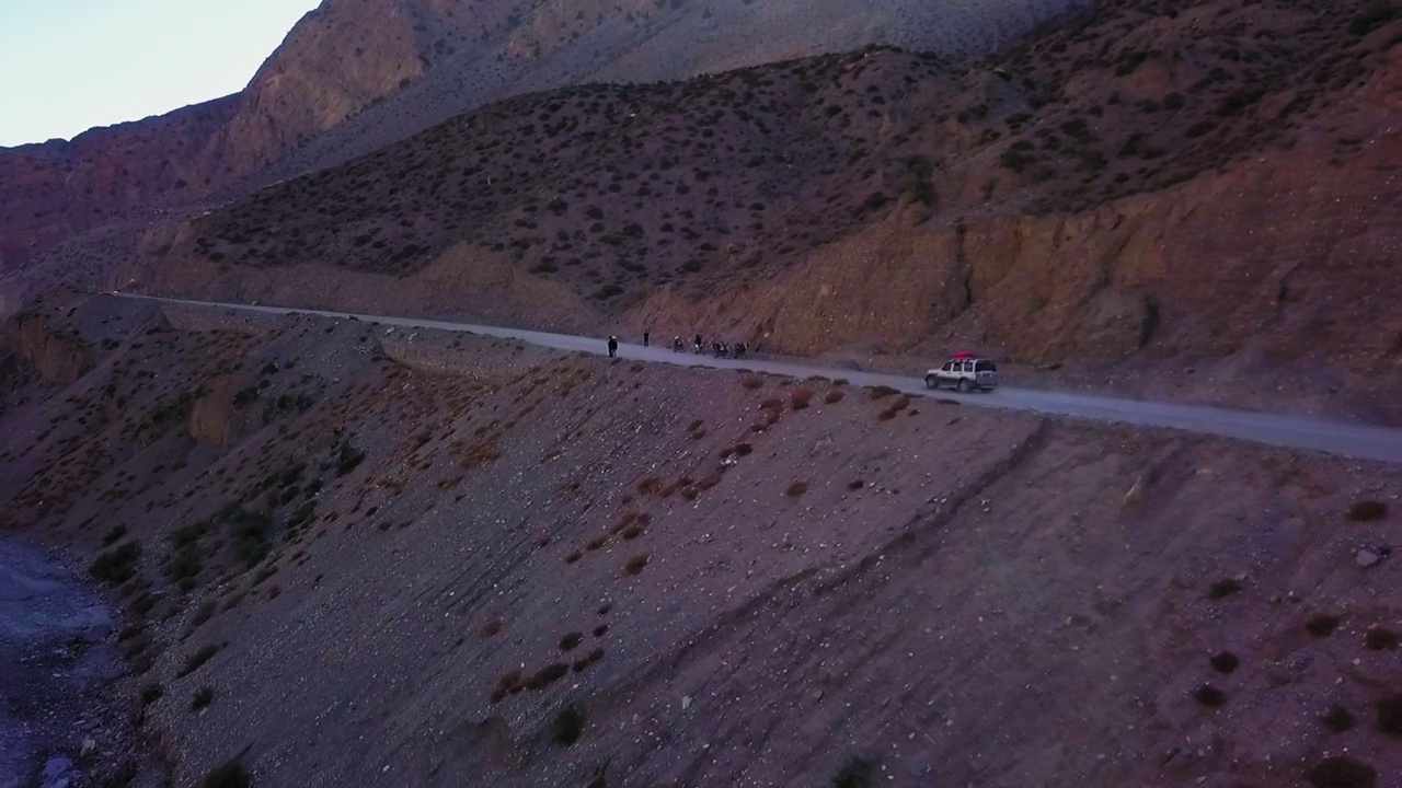 沿着甘达基河的道路，乔姆松，喜马拉雅山，尼泊尔视频素材