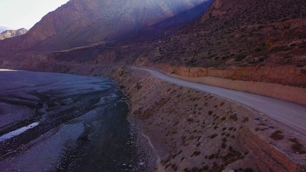 沿着甘达基河的道路，乔姆松，喜马拉雅山，尼泊尔视频素材