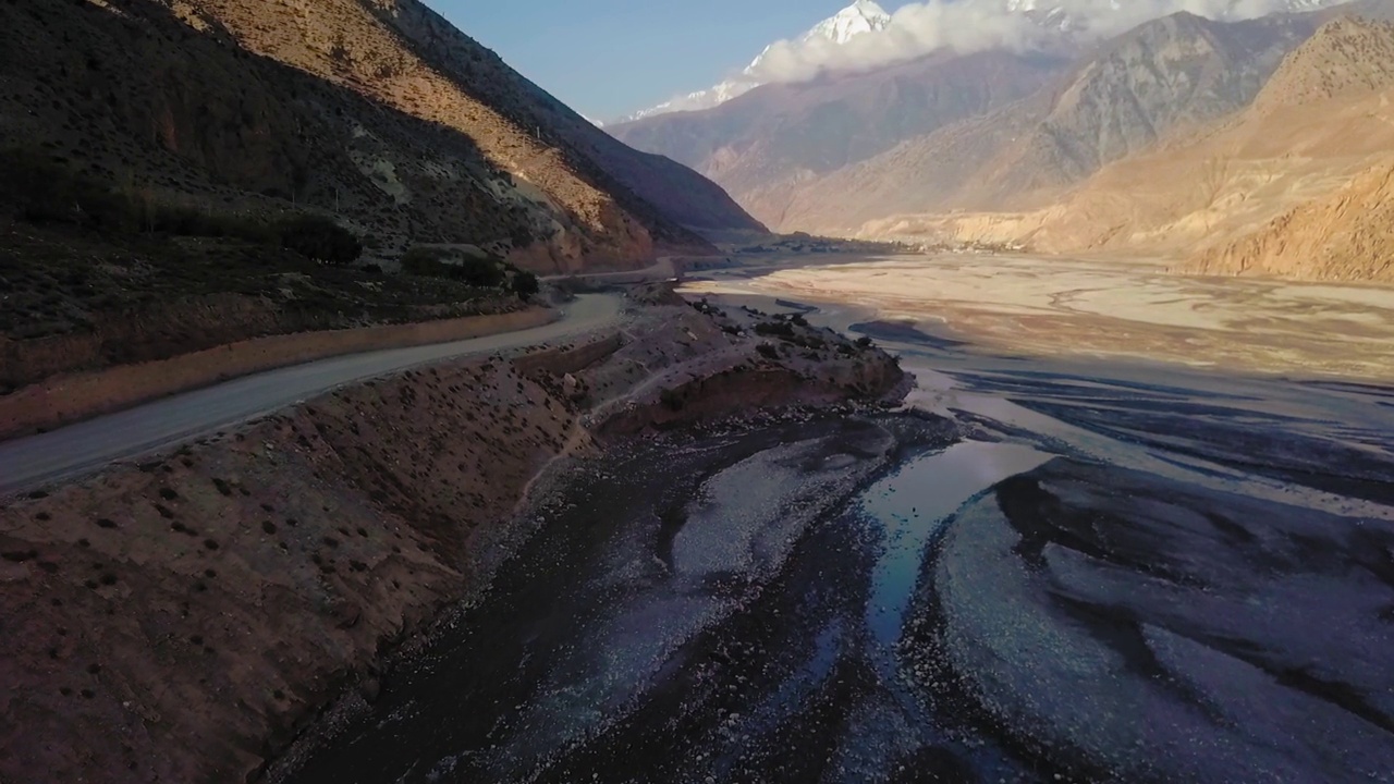 沿着甘达基河的道路，乔姆松，喜马拉雅山，尼泊尔视频素材