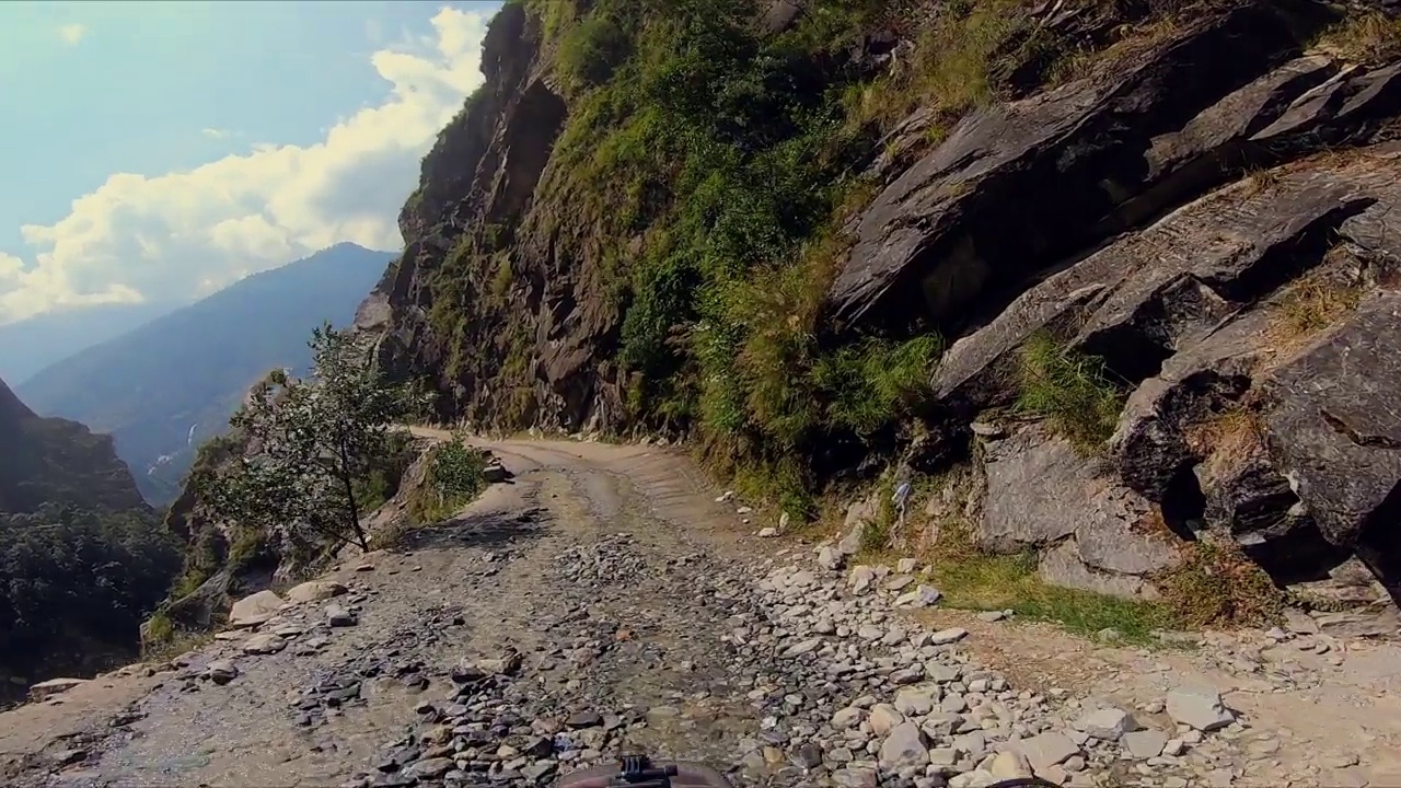 沿着甘达基河的道路，乔姆松，喜马拉雅山，尼泊尔视频素材