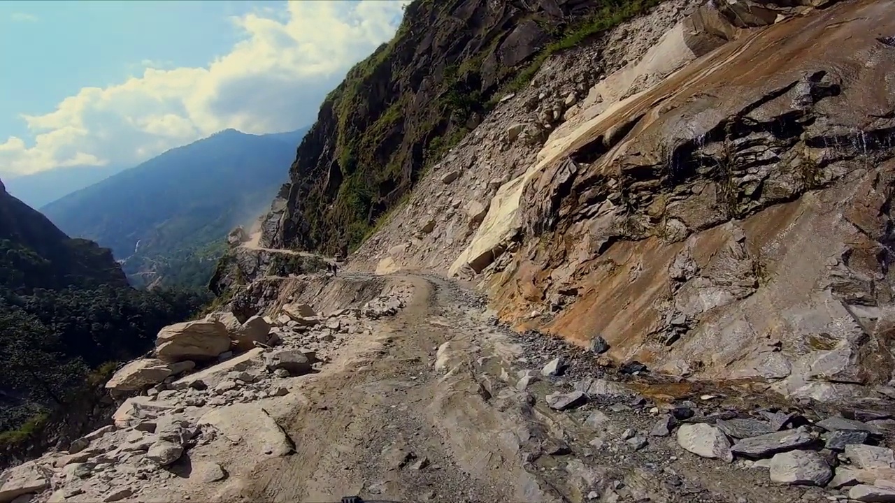 沿着甘达基河的道路，乔姆松，喜马拉雅山，尼泊尔视频素材