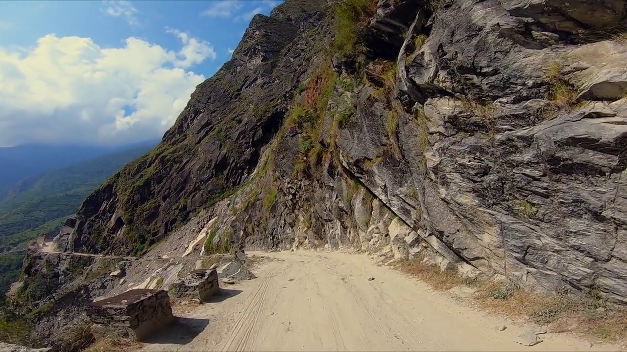 沿着甘达基河的道路，乔姆松，喜马拉雅山，尼泊尔视频素材