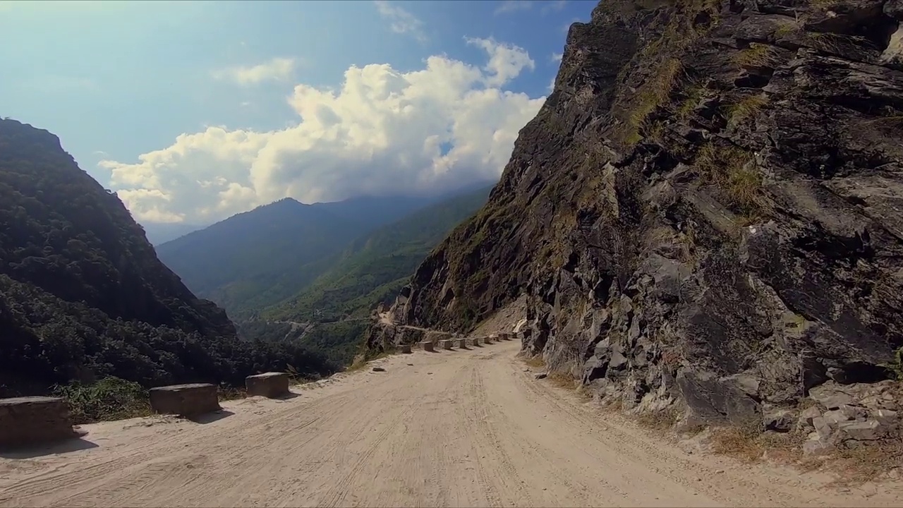 沿着甘达基河的道路，乔姆松，喜马拉雅山，尼泊尔视频素材